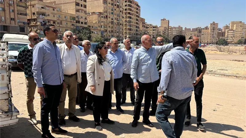 جولة مفاجئة لمحافظ القاهرة تنتهي بنقل مسؤلين بسبب تدني مستوى النظافة
