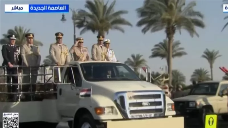 «بالزي العسكري».. الرئيس السيسي يتفقد مقر القيادة العسكرية بالعاصمة الجديدة
