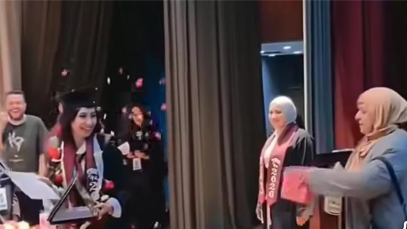 رشت الورد عليها.. حماة تحتفل بتخرج زوجة ابنها في مشهد مؤثر