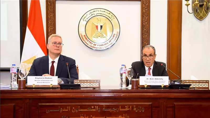 وزيرا الخارجية والبترول يعقدان جلسة إحاطة مع ممثلي السفارات الأجنبية في مصر 