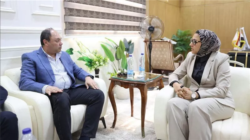 رئيس تنمية الصعيد ومحافظ الوادي الجديد يبحثان التعاون ويتفقدان تطوير مصنع تدوير المخلفات 