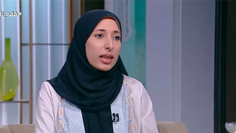هل يجوز استخدام البنت للعطر أمام خاطبها؟.. أمينة الفتوى تجيب