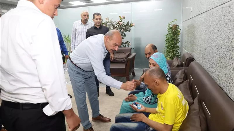  محافظ السويس يستجيب لاستغاثة أسرة تضم ثلاثة من ذوي الهمم ويوجه بتوفير الدعم 