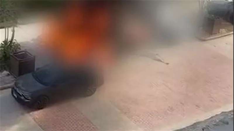 حريق ضخم يلتهم سيارتين داخل لافيستا بالساحل الشمالي دون إصابات | فيديو 