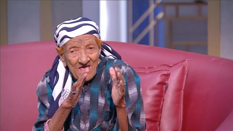 «بشتغل من 8 الصبح للمغرب».. عمرو الليثي يستضيف صاحبة الـ 96 عاما ويحقق لها أمنية جديدة