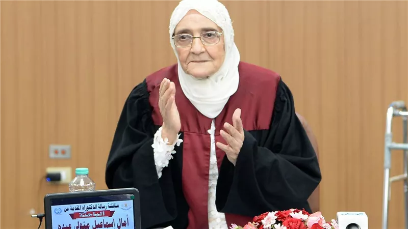 دكتوراة في سن الثالثة والثمانين.. وزير الأوقاف يشيد بالدكتورة آمال إسماعيل