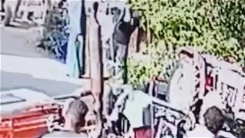 تداول فيديو لاعتداء شخص على طفل بطوخ بسبب جرس الباب