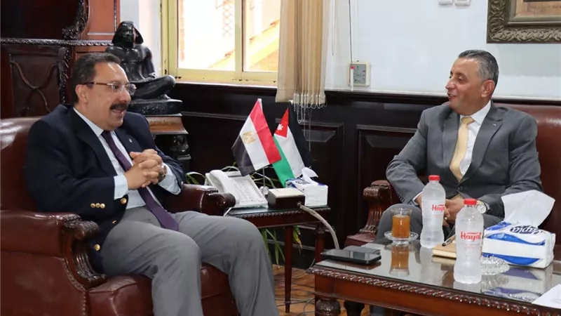 رئيس جامعة الإسكندرية يبحث مع الملحق الثقافي الأردني سبل دعم الوافدين