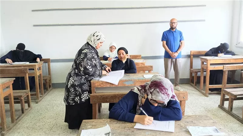 مدير المواد الثقافية بمنطقة السويس الأزهرية تتابع امتحانات الثانوية الأزهرية 