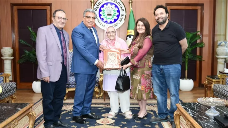 محافظ الدقهلية يكرّم السيدة آمال بعد حصولها على الدكتوراه بعمر 83 عاما