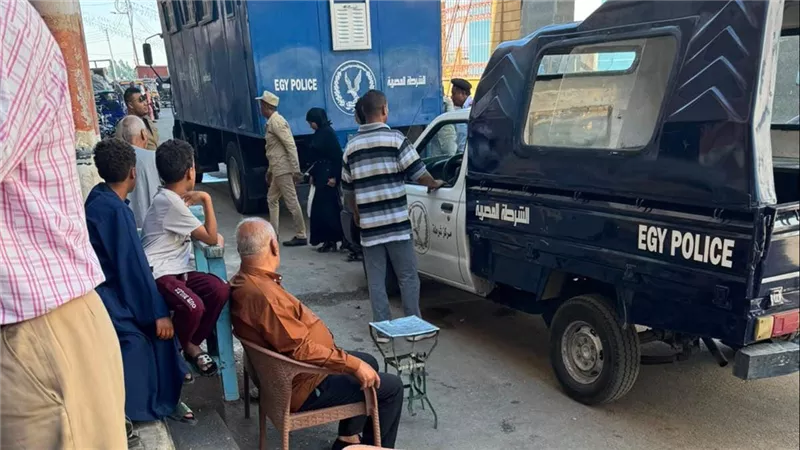 بالعباءات السوداء.. أول ظهور للمتهمتين بقتل سيدتين بمشاجرة «لعب العيال» بدشنا