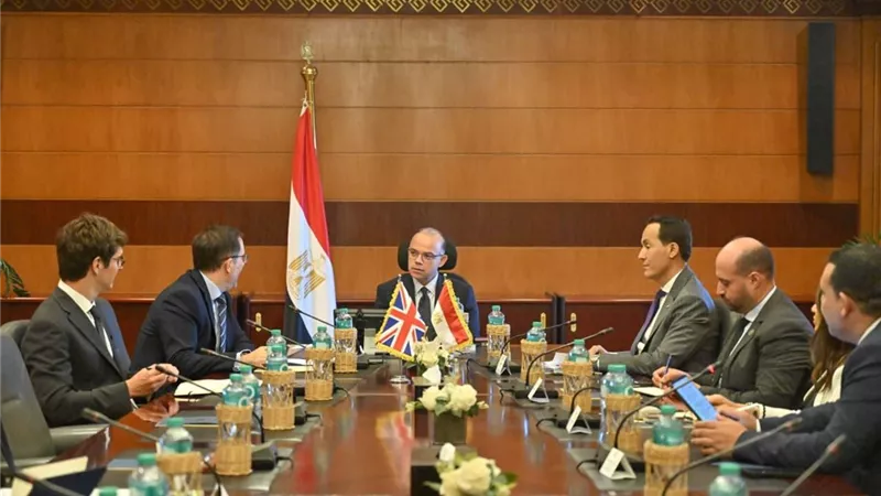 وزير الاستثمار والسفير البريطاني يبحثان تعزيز التعاون الدوائي والزراعي