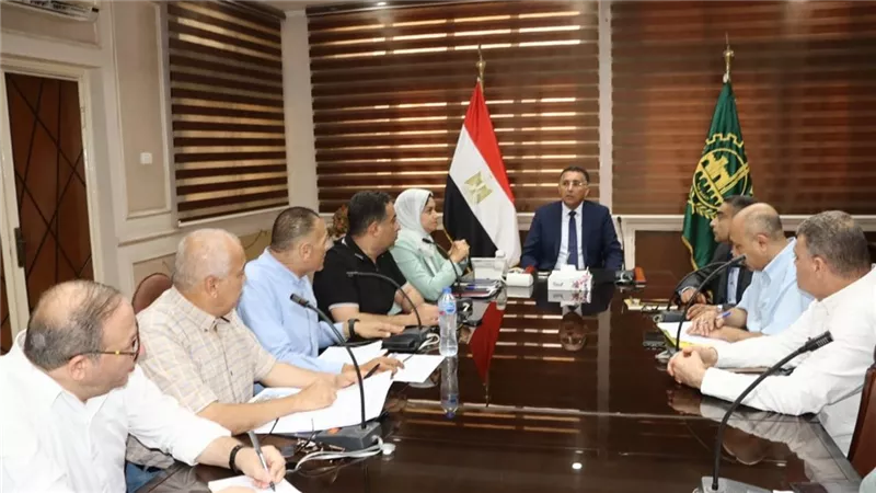 محافظ القليوبية يناقش مشروعات المرحلتين الثانية والثالثة من حياة كريمة