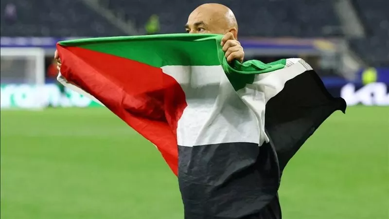 رئيس الاتحاد الفلسطيني يشكر حسام حسن بعد رفع علم فلسطين في كأس العالم