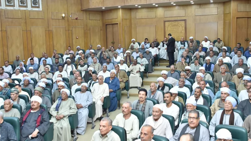 محافظ قنا يبحث مع أعضاء مجالس إدارة الجمعيات الزراعية آليات صرف الأسمدة  