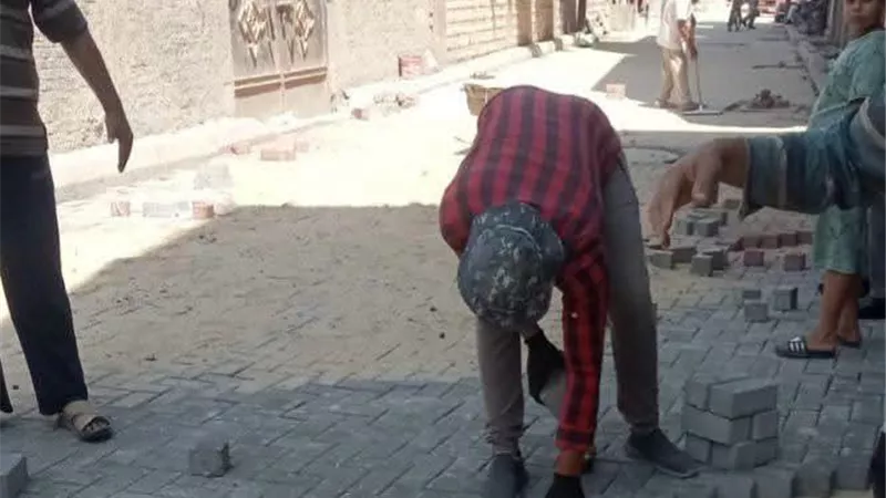 رئيس مدينة دمنهور يتابع أعمال تركيب بلاط الإنترلوك بشوارع غربال وقراقص 