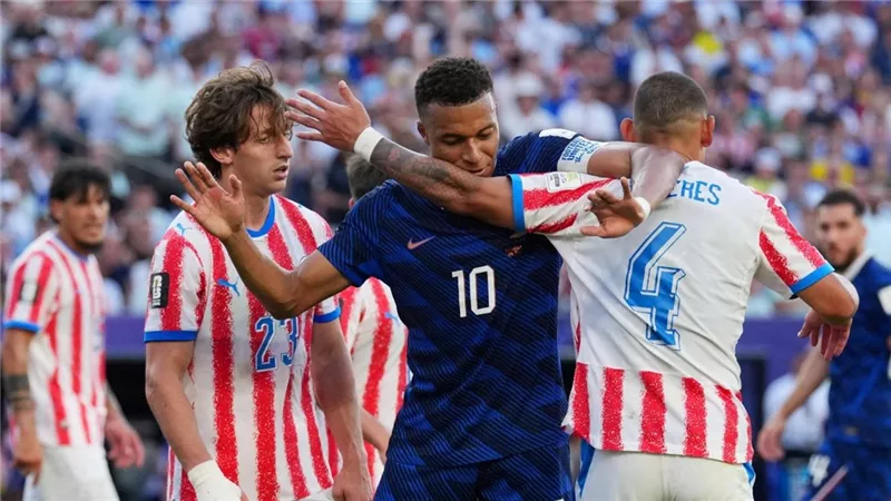 بأمر من ديشامب.. ثنائي منتخب فرنسا حرسا مبابي بعد مواجهة باراجواي