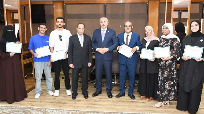  رئيس جامعة قناة السويس يكرّم الفائزين في مسابقة القراءة الكبرى ومنسقي المشروع