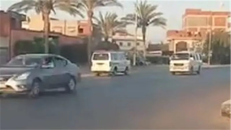 القبض على سائق ميكروباص بالبحيرة بعد سيره عكس الاتجاه بدعوى اختصار الطريق