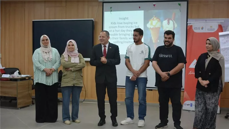 رئيس جامعة دمياط يتفقد مركز التطوير المهني ويتابع فعاليات مبادرة كن مستعدا