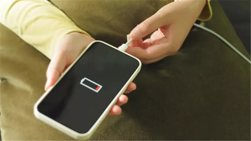 سرعات شحن آيفون وآيباد عبر USB-C.. ما أقصى قدرة تدعمها أجهزة أبل الحديثة؟