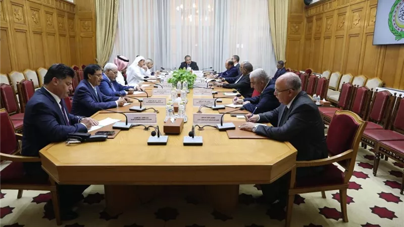 نبيل فهمي يجتمع مع رؤساء ومديري المنظمات بالجامعة العربية