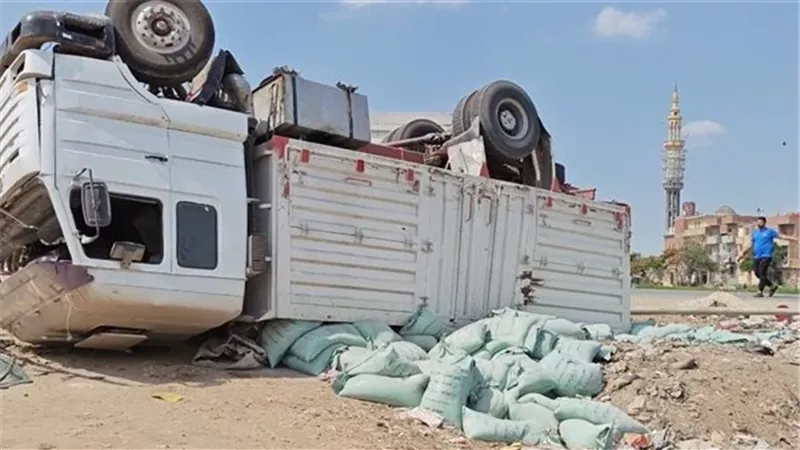 إصابة شخصين في انقلاب سيارة دقيق إثر تصادم على طريق طنطا - السنطة بالغربية