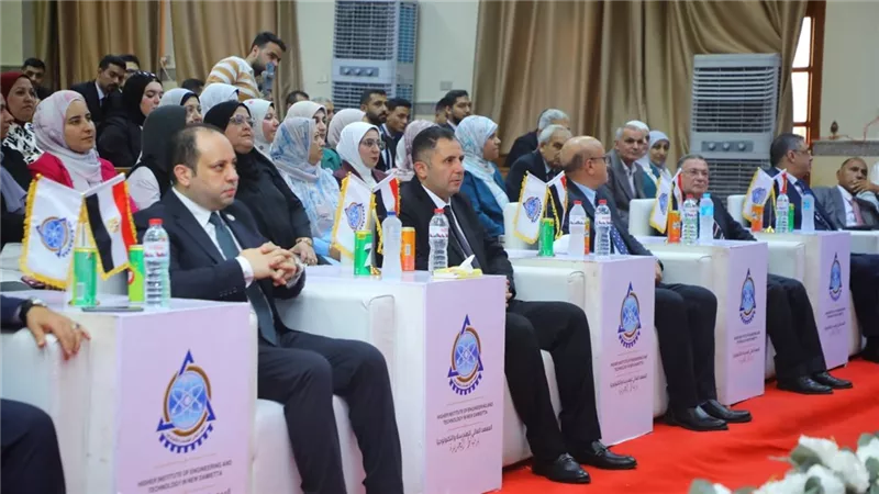 محافظ دمياط يشارك مناقشة مشروعات تخرج طلاب المعهد العالي للهندسة والتكنولوجيا 