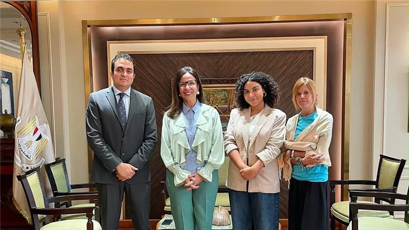 وزيرة الثقافة تستقبل وفد 