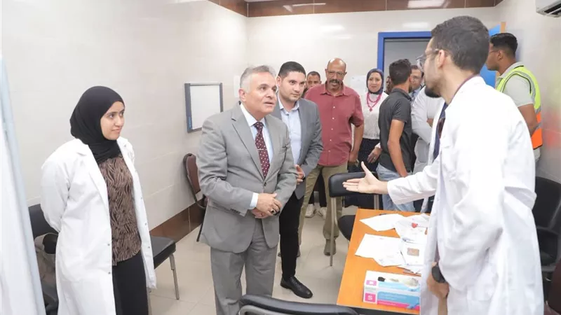 رئيس جامعة السويس يتفقد المستشفى الجامعي.. إجراء 32 عملية جراحية 