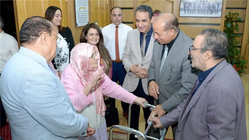 رئيس جامعة المنصورة يكرم الدكتورة آمال إسماعيل ويهديها درع الجامعة