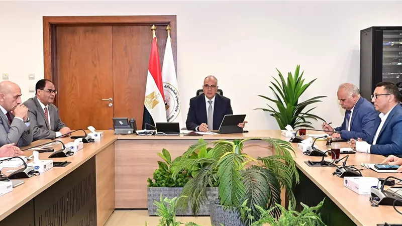 وزير الري يتابع الموقف التنفيذي للمشروع القومي لضبط نهر النيل