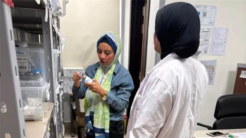 فريق إشرافي يتفقد صيدليات مستشفى أمراض الكبد ومناظير الجهاز الهضمي بالسويس