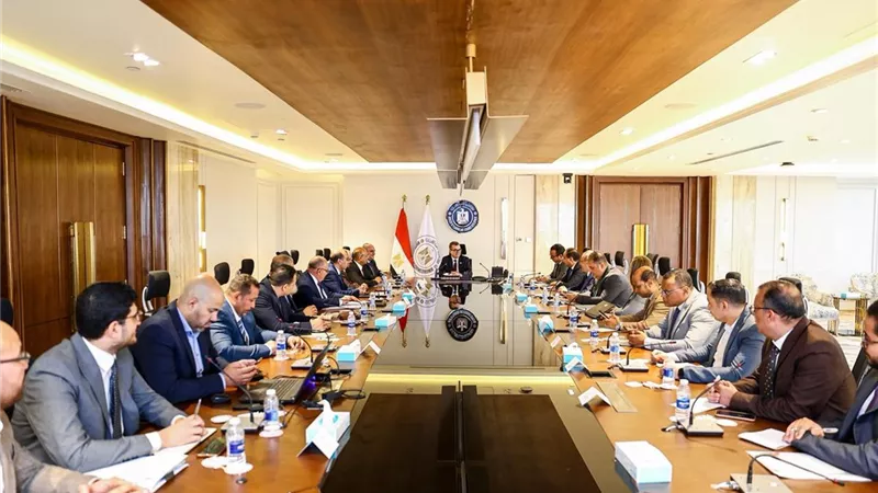 وزير التخطيط يبحث مستجدات 