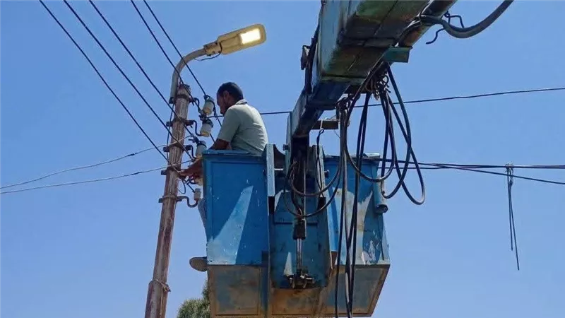 حي الجناين بالسويس يواصل رفع كفاءة الإنارة وكسح تجمعات مياه الصرف الزراعي