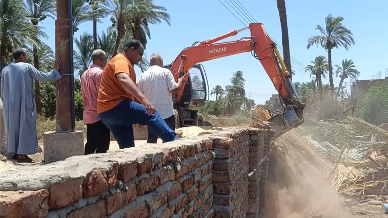 بتوجيهات محافظ قنا.. إزالة 47 تعديا على أملاك الدولة والأراضي الزراعية 