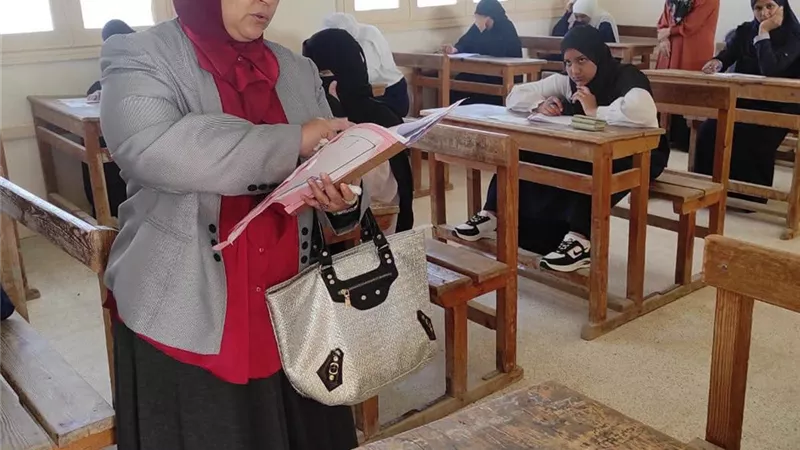 بدون شكاوي ..مدير المواد الثقافية بأزهر السويس يتابع انتظام امتحانات الثانوية 