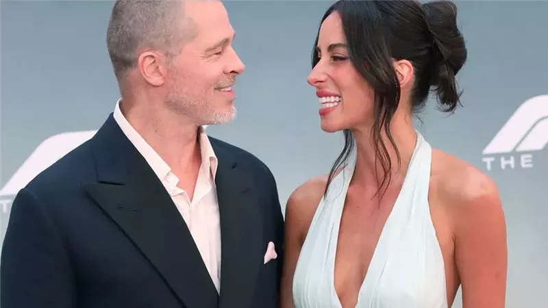 عبر إنستجرام.. براد بيت وإينيس دي رامون يعلنان علاقتهما رسميًا