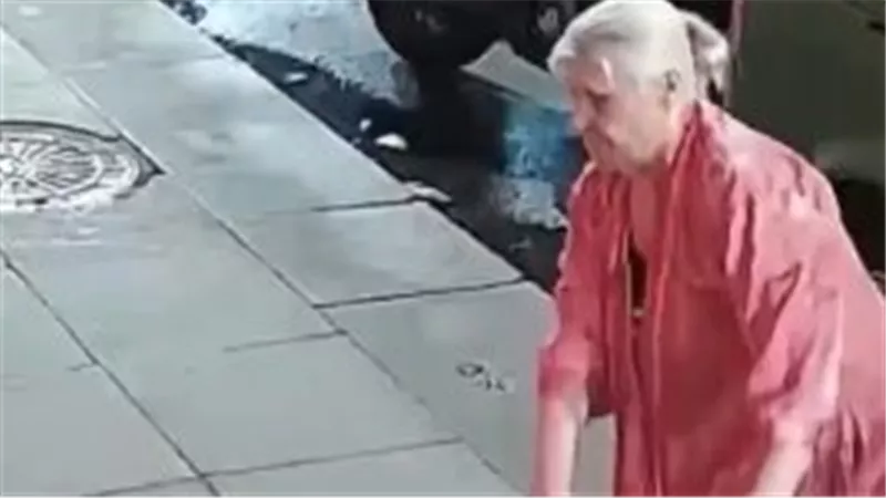 ضحكات الزبائن أزعجتها.. مسنة روسية تعلن الحرب على مقهى أسفل بيتها فماذا حدث؟