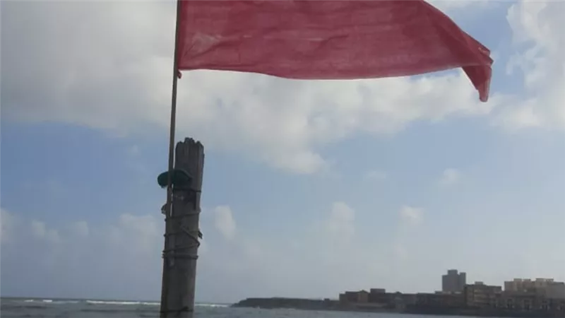 ارتفاع الأمواج وشدة التيارات.. منع نزول الشواطئ بالقطاع الغربي في الإسكندرية