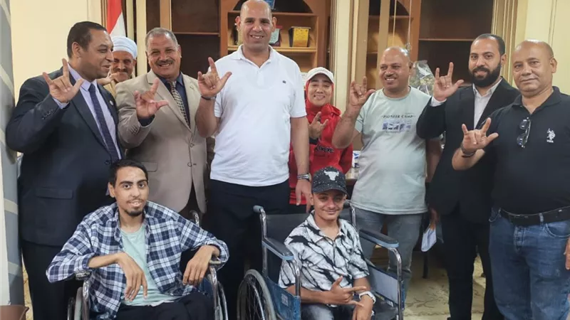 من اللقاء إلى الوظيفة.. محافظ سوهاج يوجه بتوفير فرص عمل وتسليم العقود لشباب 