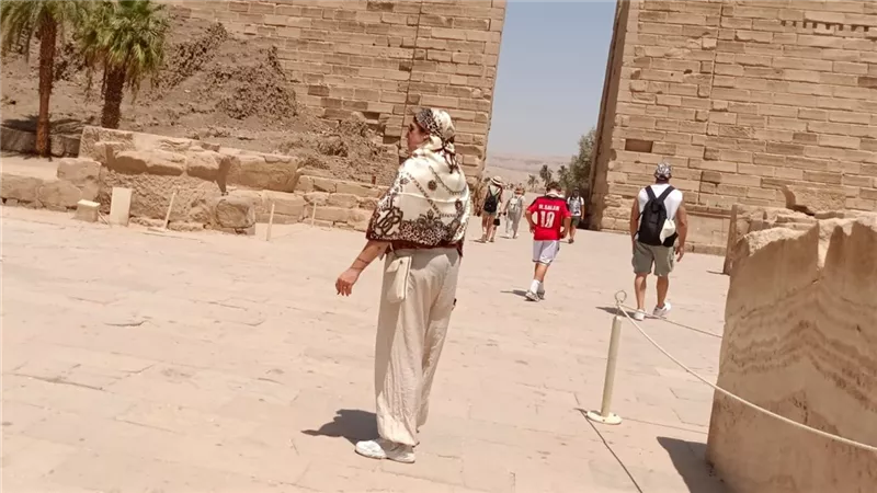 طفل إنجليزي بقميص محمد صلاح يخطف الأنظار داخل معابد الكرنك بالأقصر