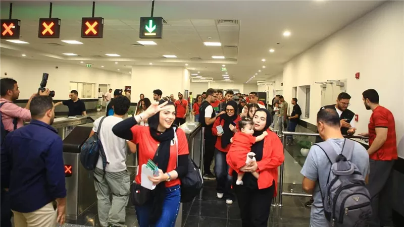 توافد جماهيري على مونوريل شرق النيل استعدادًا لمتابعة مباراة مصر والأرجنتين