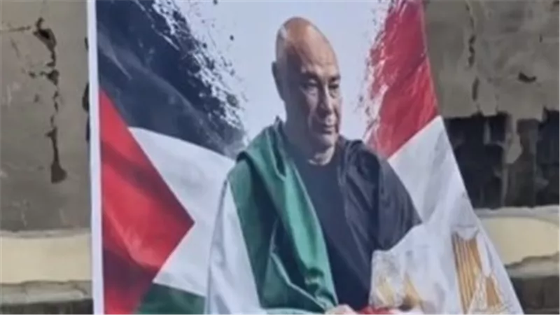 لافتة بين الركام.. أهالي غزة يردون على دعم حسام حسن بلفتة مؤثرة