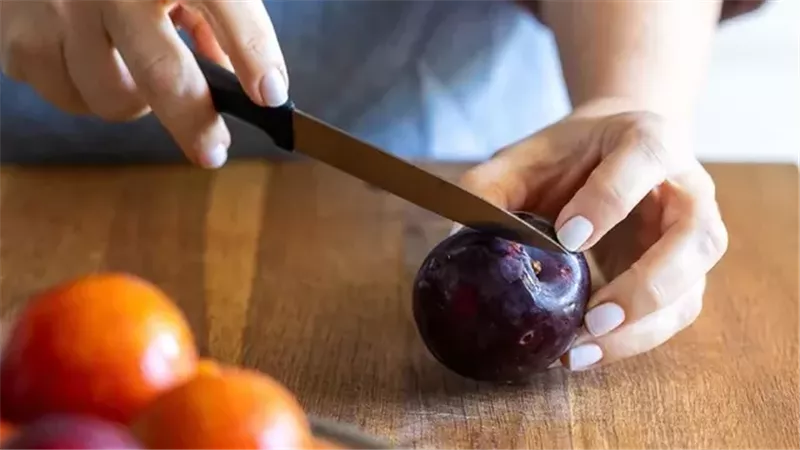 كنز صحي في فصل الصيف.. تعرف على المزايا الغذائية المذهلة للبرقوق الأحمر