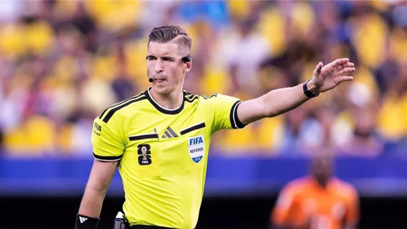 اتحاد الكرة يطالب فيفا بالتحقيق مع حكم مباراة الأرجنتين واستبعاده من المونديال