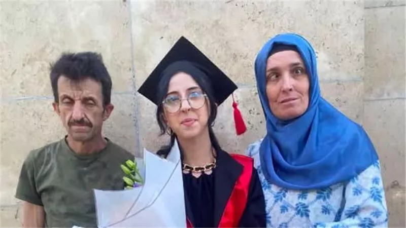 تخرج فتاة يثير الجدل.. سخروا من والديها فحولهم الأتراك إلى أبطال