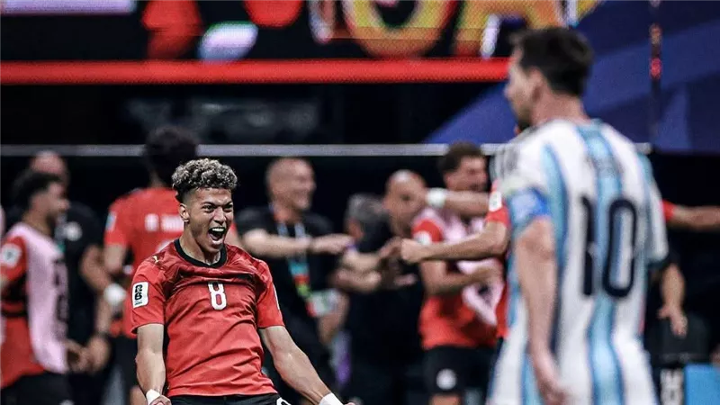 إمام عاشور يغادر مباراة مصر والأرجنتين مصابا في كأس العالم