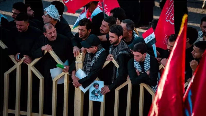 رايات الثأر وهتافات لبيك يا حسين.. حشود عراقية تشيع خامنئي في النجف الأشرف