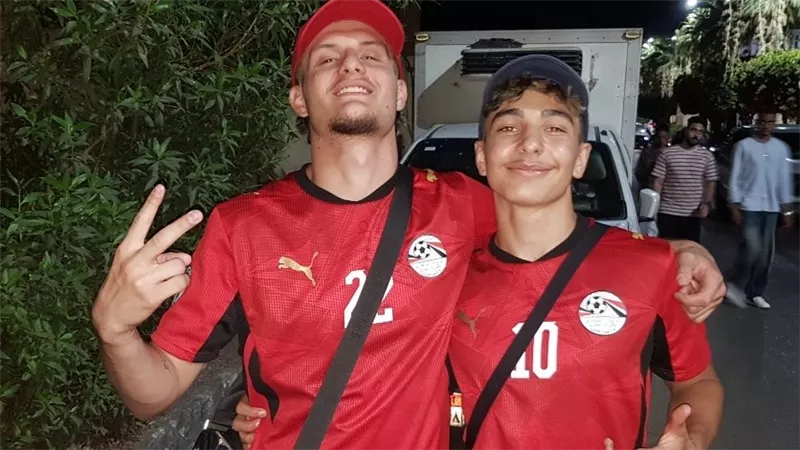 بقميص صلاح مرموش.. سائحان فرنسيان من قلب الأقصر: الـVAR ظلم مصر أمام الأرجنتين